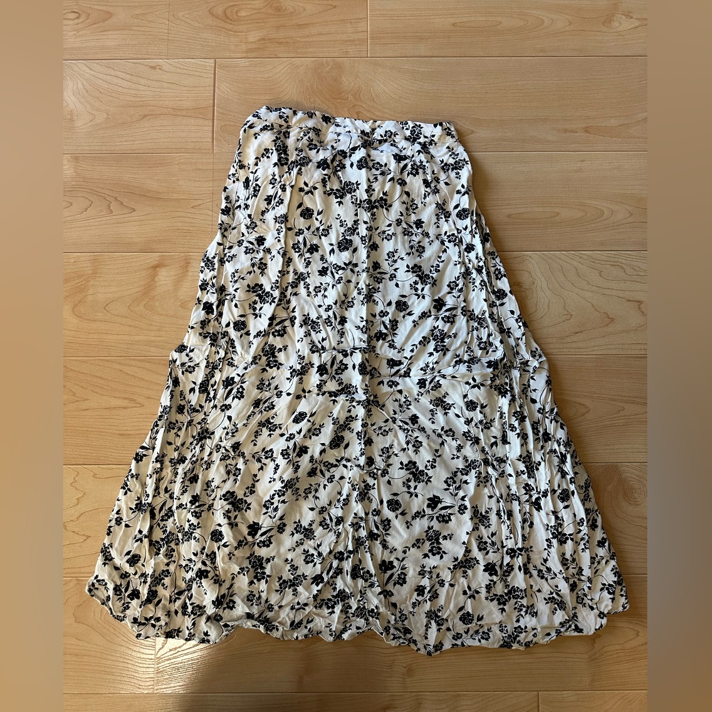 ๐บ 2/$20 New Look London black and white floral midi wrap skirt size 4 - Picture 8 of 8